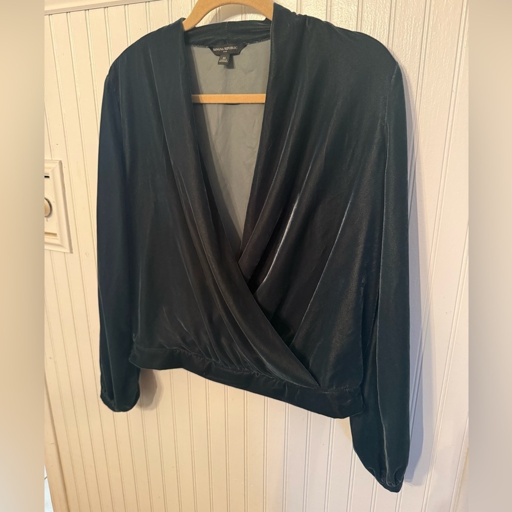 Banana Republic Velvet-looking medium wrap green blouse